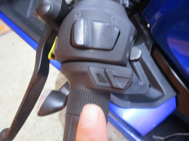 これは嬉しいオプション！スポーツグリップヒーター！！これからの時期にはあると嬉しいオプション！！