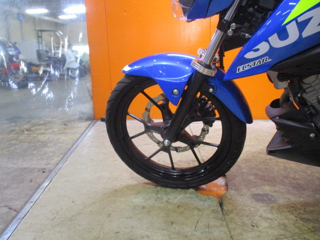 ホイールもこの通り状態グッド！１２５ｃｃでも１７インチホイールは迫力満点ですよね！他店追従不可能価格