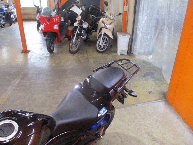 シートもこの通り破れもなくへたりもありません！あるととっても便利な社外キャリアも装備！ＢＯＸ楽々装着