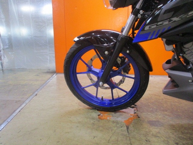 ホイールもこの通り状態グッド！この２０２１年モデルの純正のブルーホイールは本当にスポーティー！！