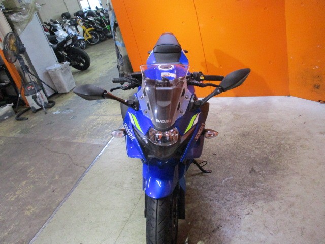 フロントから見てもこの通り状態グッド！！このＧＳＸ２５０Ｒは正に現代のクォーターレプリカ！！