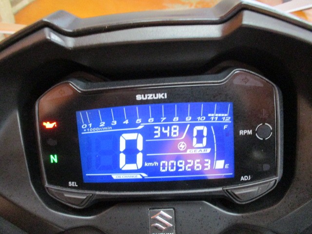 近未来的なフルデジタルのインパネ！！走行も９２６３ｋｍの低走行の一台ですよ！他店追従不可能価格！