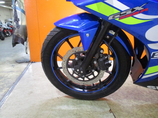 ホイールもこの通り状態グッド！！レプリカでありながら燃料消費率１Ｌ＝４１ｋｍの高燃費車両ですよ！！