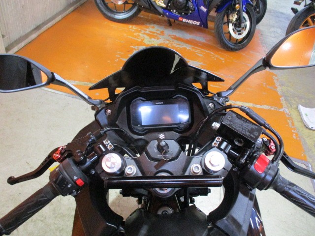 社外ハンドルにブレースバーまで装備！！よりレーシングに！ブレースバーでオプション付け放題！！