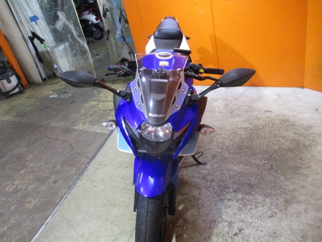 フロントから見てもこの通り状態グッド！純正でＬＥＤですから本当に明るいヘッドライト！勝負価格の一台！