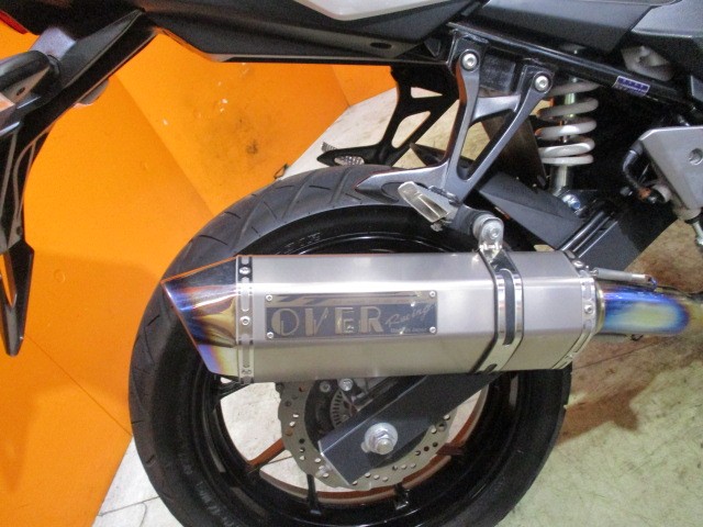 マフラーも高価なＯＶＥＲマフラー！！定価８万円相当の高価なチタンマフラー装備でこの価格はお安い！！
