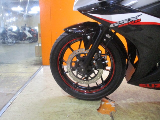 ホイールもこの通り状態グッド！！正に次世代のクォーターレプリカ！それがＧＳＸ２５０Ｒですよね！！