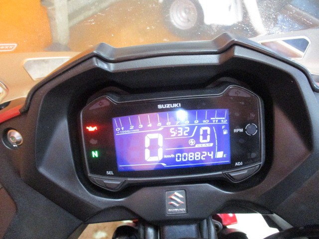 走行びっくり低走行の８８２４ｋｍ！ＧＳＸ２５０Ｒのインパネはフルデジタルでとっても見やすいですよ！