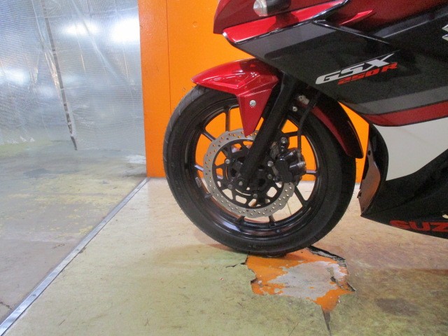 ホイールもこの通り状態グッド！ＧＳＸ２５０Ｒは車重もレプリカらしい１７８ｋｇ！扱いやすい車体！！