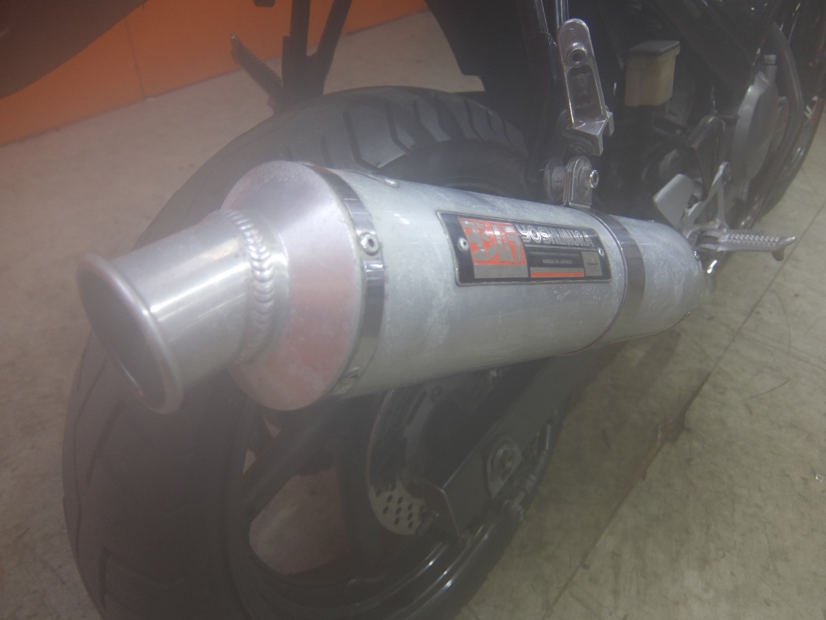 ヨシムラの社外マフラーです！快音を轟かせコーナーを抜けたいですね！
