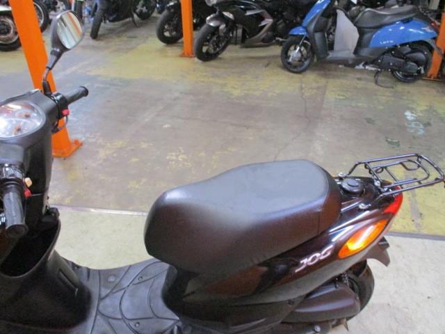 シートもこの通り破れもなければへたりもありません！当社は価格は安くても車両の質は高いので常時即売れ！