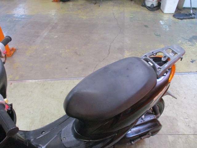 シートもこの通り破れもなく綺麗です！！最近はお安めの原付は本当に売れるまでが早いので悩むのは危険！！