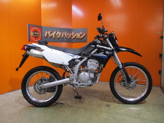 横から見てもこの通り状態グッド！！外装もエンジンもホイールも本当に綺麗な一台ですよ！