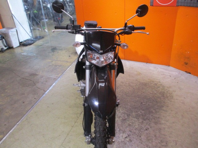 フロントから見てもこの通り状態グッド！ヘッドライトもかっこいいＬＥＤに変更済み！他店追従不可能価格！