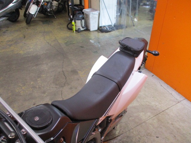 シートもこの通り破れもなければへたりもありません！！テールにきちんと純正の車載工具箱も装備！！