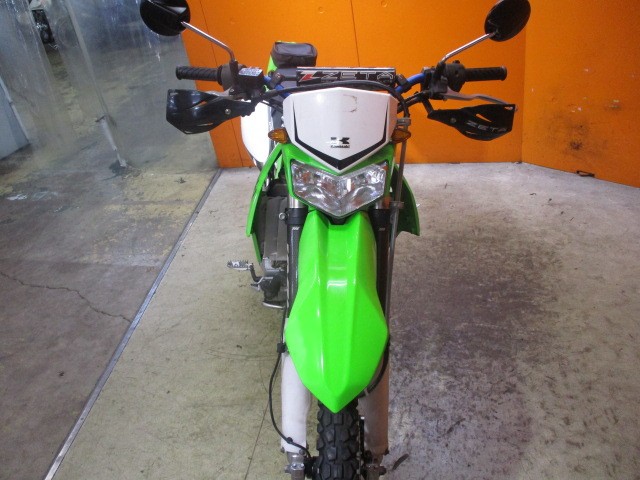 フロントから見てもこの通り状態グッド！オフロードに乗るならまずはつけたいナックルガードも装備済み！