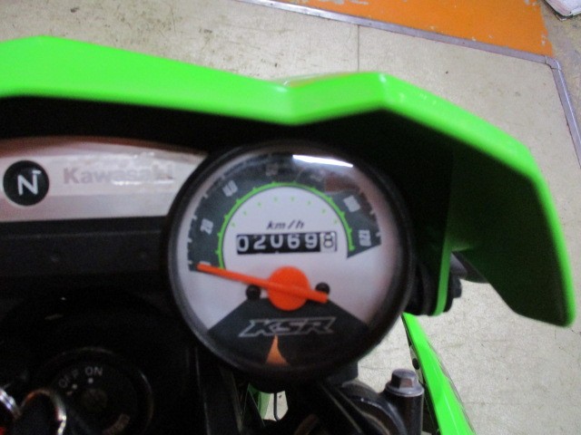 走行も僅か２０６９ｋｍ！！２０１３年モデルは台数限定なので本当に球数が少ない！純正セルが装備済み！