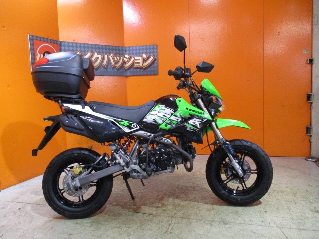 横から見てもこの通り状態グッド！！社外キャリアにＢＯＸも装備済みですから通勤にももってこいの一台