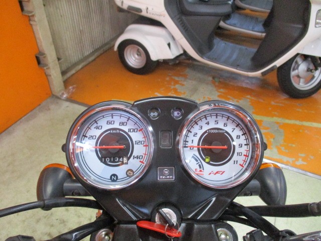 走行もまだまだの１０１３４ｋｍ！このＬＹ１２５Ｆｉは純正でシフトインジケーター装備！ビギナーでも安心