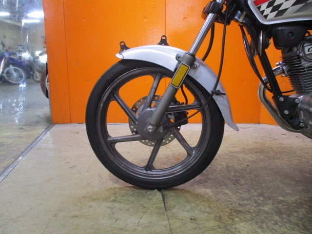 ホイールもこの通り状態グッド！フォークのアウターまでもが綺麗な一台ですよ！冗談抜きの早い者勝ちの一台