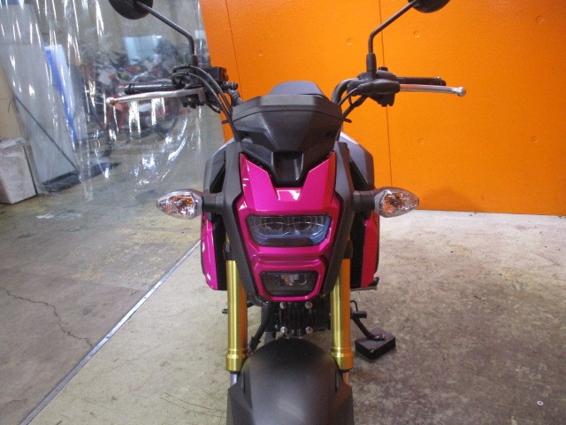 四角目の後期モデル！この無機質な四角目が本当にかっこいい後期のグロム！！勿論通販も大歓迎の一台！！