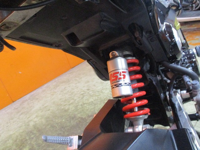 なんとＲサスもＹＳＳのスポーツ社外サスに変更済み！！しかも高価なタンク付きのサスですよ！！