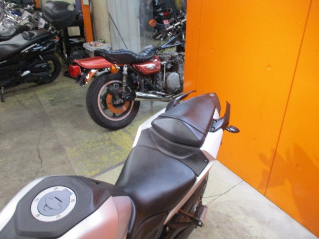 シートもこの通り破れもなければへたりもありません！２５０ｃｃネイキッドで最高出力３６ＰＳ！やばい！！