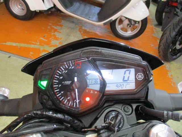 走行びっくり低走行の９２０１ｋｍ！タコメーターがアナログなので目でも加速感が楽しめる一台ですよ！