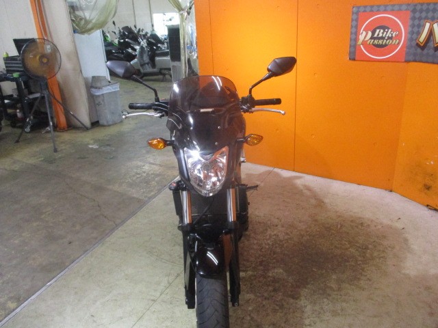 フロントから見てもこの通り状態グッド！スクリーンも装備済みですからツーリングにももってこいの一台！！