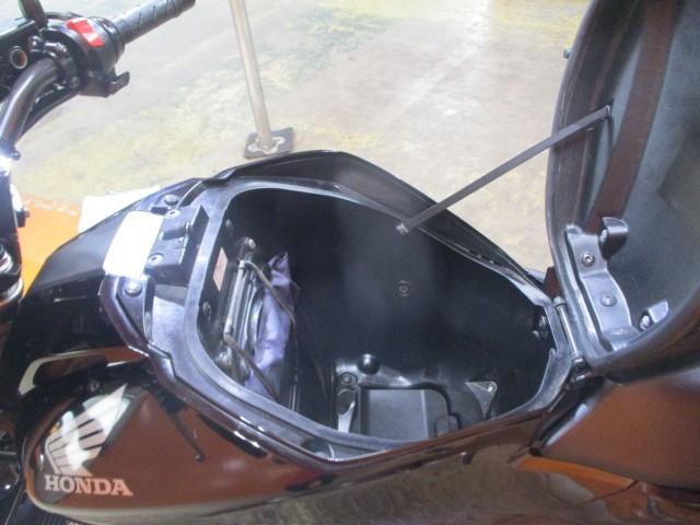 ＮＣ系はこのメットインも人気の秘密！スクーターではないのにメットインがあるのは便利ですよね！