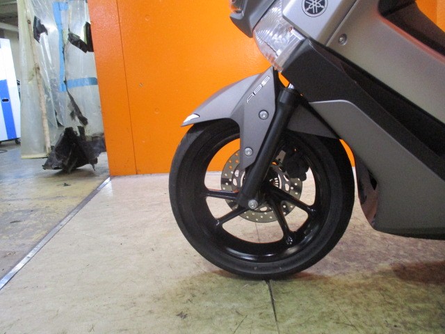 ＳＥＤ６Ｊの２０１８年モデルですからホイールも純正でブラック！色が違うだけでここまでかっこよくなる！