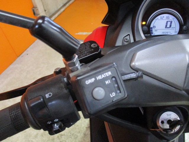 グリップヒーター装備済み！高価なアジャスター機能付きのグリップヒーターは嬉しいオプション！早い者勝ち