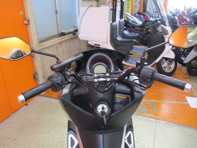 ハンドルもかっこいい社外のバーハンに変更済み！足元も綺麗にアルミステップボード装着済み！早い者勝ち！