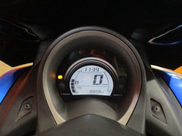 走行も８８０８ｋｍの低走行車！！燃料消費率１Ｌ＝４９．９ｋｍの高燃費車両！勝負価格の一台！！