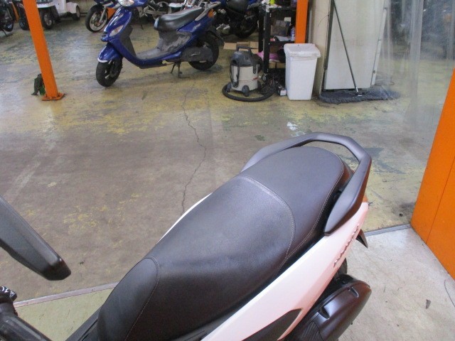 シートもこの通り破れもなければへたりもありません！タンデムも楽々のＮＭＡＸ！勝負価格の一台ですよ！