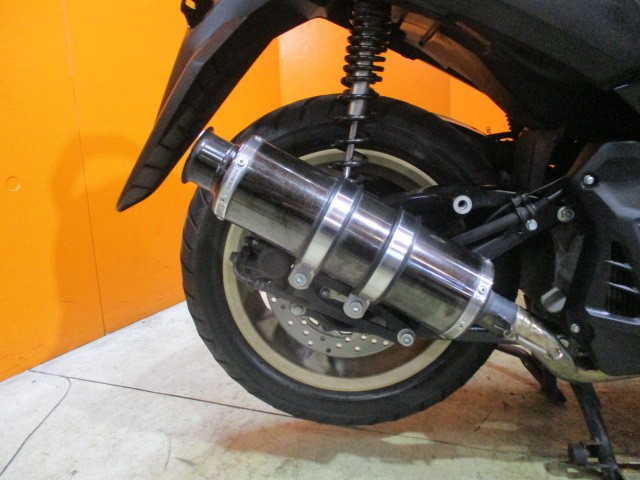 マフラーもこの通り社外マフラー装備！エンブレムがないのでおそらくにはなりますがビームスだと思いますよ