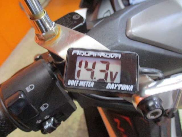 追加電圧計も装備済み！エンジン始動時の電圧が１４．３Ｖ！電圧も勿論ＯＫの安心の一台ですよ！！