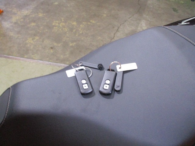 電子キーもメカニカルキーも２本装備！！流石安心の１オーナー車！！取説も完備ですよ！