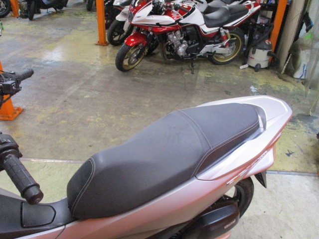 シートもこの通り破れもなければへたりもありません！流石安心の１オーナー車両！勿論通販も大歓迎の一台！