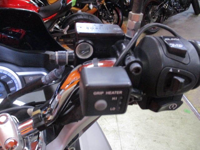 高価なアジャスター機能付きのグリップヒーターも装備！これで寒い時期の通勤も本当に快適ですよ！！