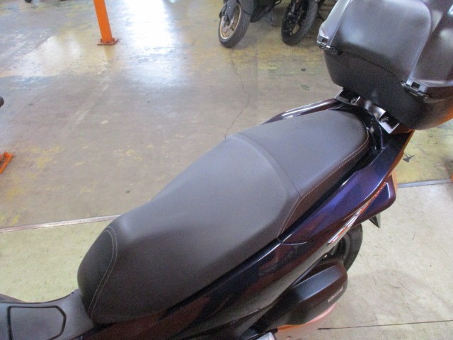 シートもこの通り破れもなければへたりもありません！社外キャリアにとっても便利な１キーＢＯＸ装備！