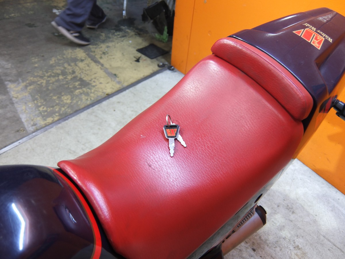 30年以上も前のバイクなのにシートに破れやヘタリ無し！バリものです！