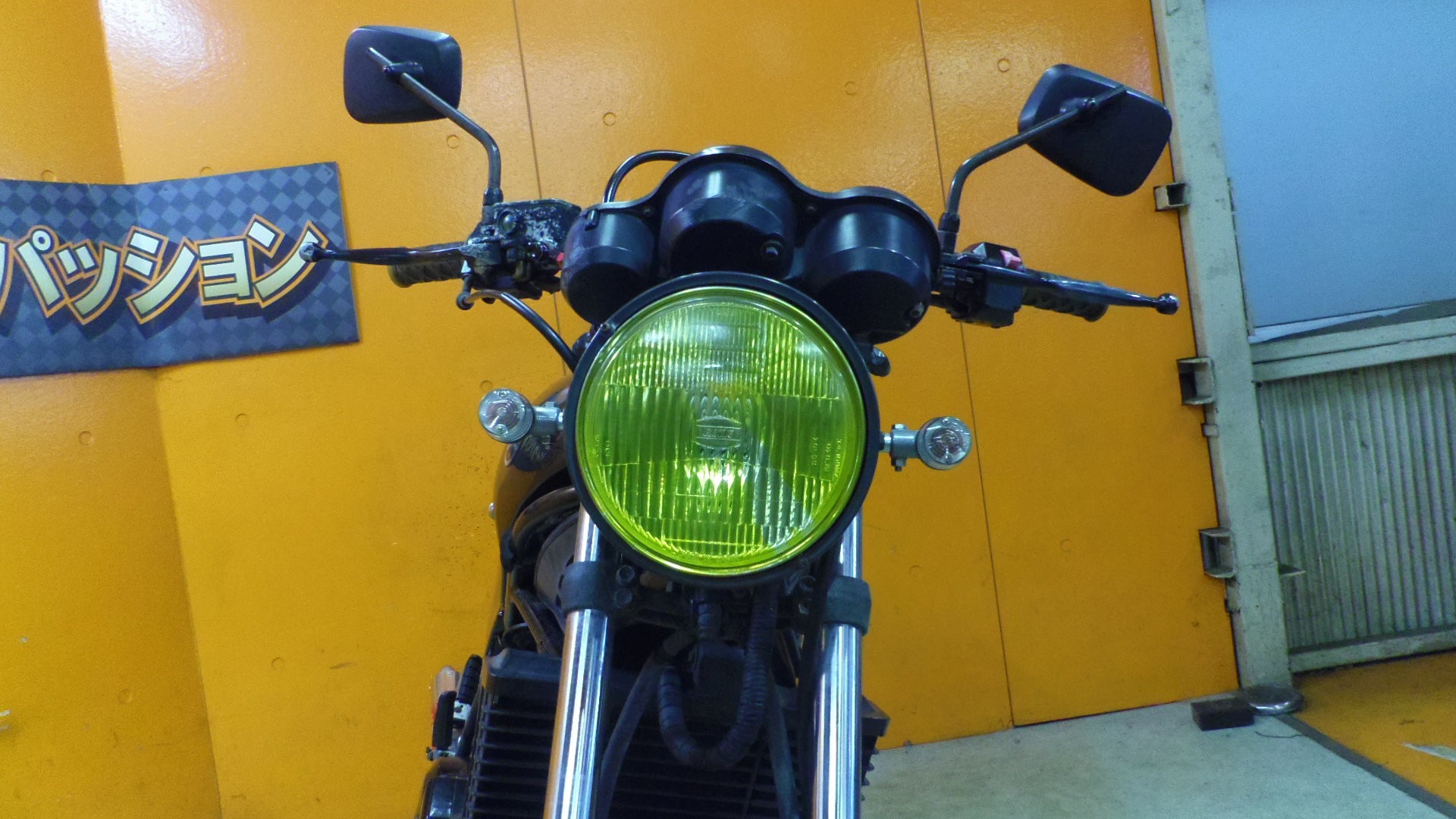 ヘッドライトレンズ部分は黄色く塗装されております！