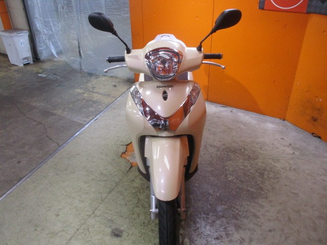 フロントから見てもこの通り状態グッド！アプリリアのスカラベオを彷彿させるこのお洒落なスタイリング！