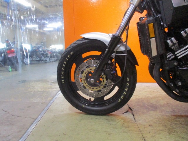 ホイールもこの通り１９９８年モデルですからかっこいい純正のブラックホイール！早い者勝ちの一台！！