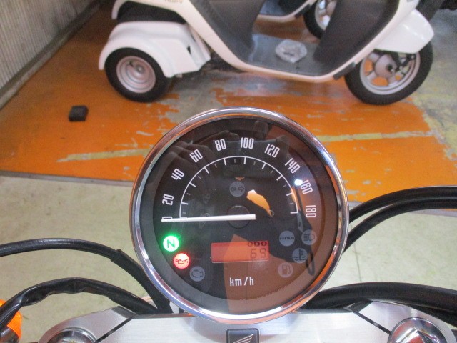 メーターは交換車両になります！前距離が７１００ｋｍですので合算で７１６９ｋｍ！これまた低走行車！