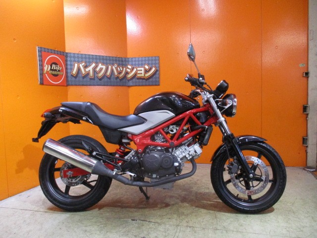 横から見てもこの通り状態グッド！！外装は勿論！エンジンもフレームも綺麗な一台ですよ！早い者勝ち！！