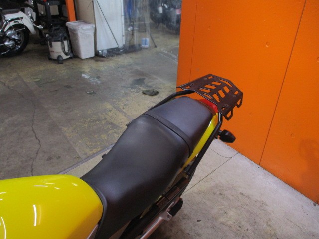 シートもこの通り破れもなければへたりもありません！社外キャリアも装備でＢＯＸも楽々装着可能！！