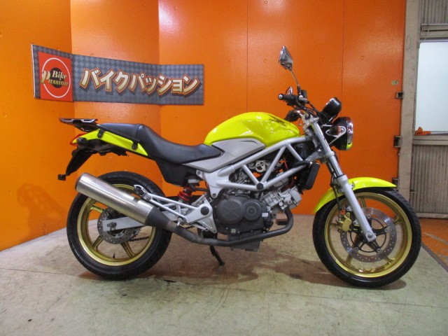 横から見てもこの通り状態グッド！！外装もエンジンもマフラーまでもが綺麗な一台ですよ！！