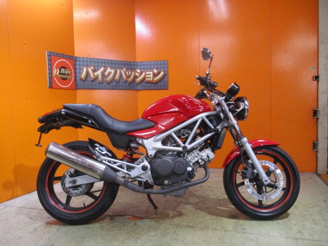 横から見てもこの通り状態グッド！外装！タンクは勿論！フレームも足回りも綺麗な一台ですよ！！決済価格！